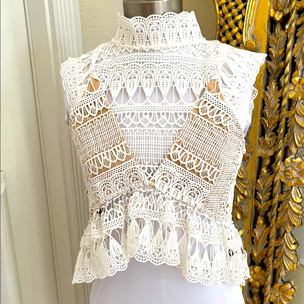 Gorgeous White Lace Sleeveless Blouse ✨